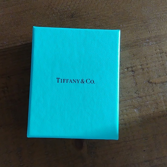 Woman LOVE a Tiffany blue box!! - Picture 9 of 13